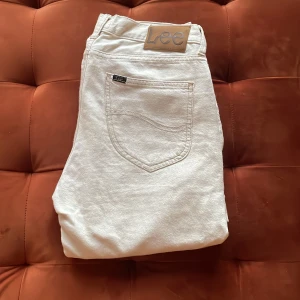 Lee jeans herr - Tjena! Säljer nu ett par väldigt fina lee jeans i nyskick 9/10🔥 Säljes då jag inte använder dem  Storlek 28-32 passar folk runt 175-180  Vid funderingar hör av dig😊