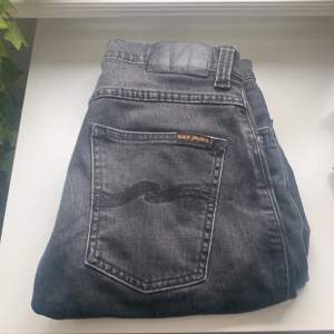 Säljer nu dessa feta nudie jeans. Otroligt snygga nudie jeans nästan hela nya. Otroligt snygga nu till hösten och otroligt snygga.