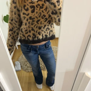 Trendig leopard stickad tröja - En gosig tjockt stickad tröja lappen är tyvärr inte kvar (klippte av pga att den kliade) inte använt dock så många gånger kommer från hm💕 inte stickig alls. Den är i storlek s men kan även sitta på nån som e xs (pris kan diskuteras) 💕