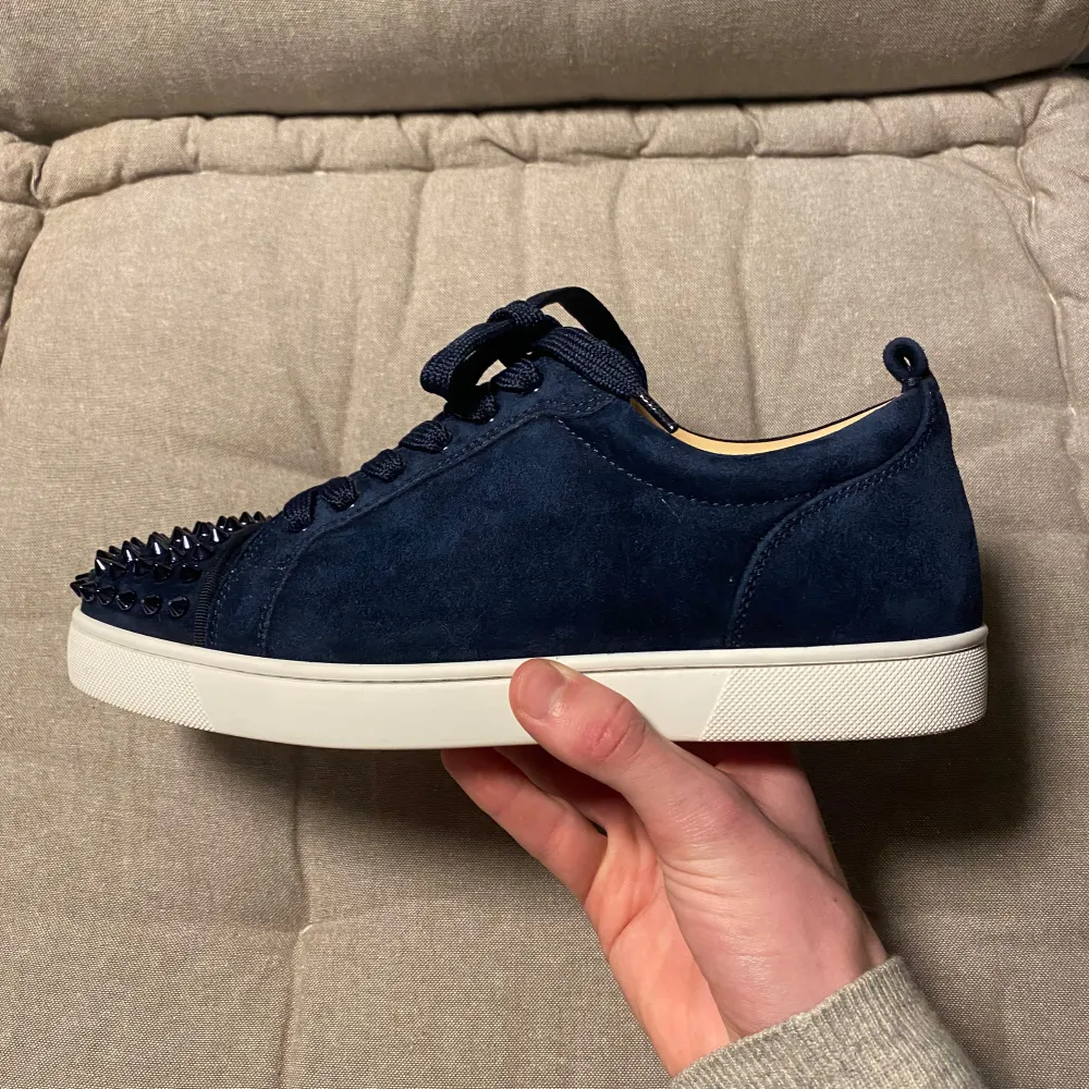 Christian Louboutin skor i färgen navy sällsynt cw. Skick 9.5/10. Alla spikar sitter kvar. Medföljer box och dustbag.. Skor.