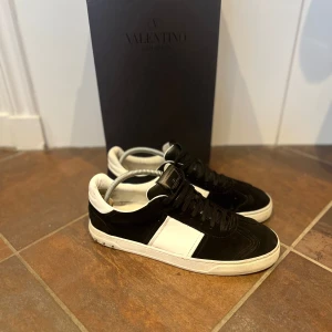 Valentino flycrew - Tja säljer nu ett par feta flycrews i storlek 43 de är i jätte bra skick mitt pris 3999kr skriv för mera bilder 