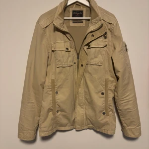 Field jacket - Unik fieldjacket som sitter prima. Sjukt snygg och cool. Bra skick.