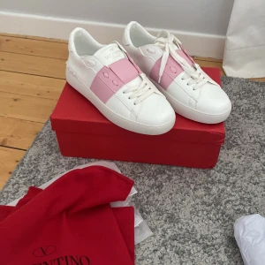 Valentino skor - Hej, jag säljer mina nya Valentino skor då de inte passade mig i storleken. Nypris 7280kr, kom gärna med bud. Hör gärna av er vid intresse. Vid snabb och smidig affär kan priset gå ner❤️