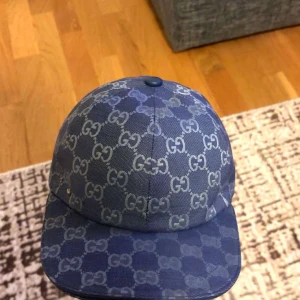 Gucci keps canvas  - En gucci keps med marinblå fin färg, inget fel med kepsen säljer pågrund av att jag vill ha en annan Gucci keps, byte fungerar bra om det är något i samma pris 