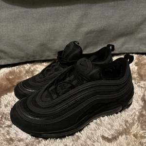 Nike skor  - Nike skor i väldigt bra skick nästan nya i storlek 42. Skorna är med reflexer 