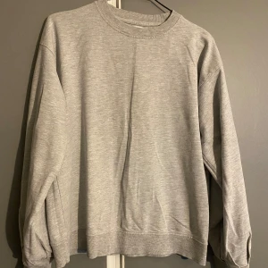 Grå tröja - Normal i storlek, använd 1-2 gånger