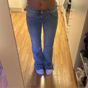 Low waist jeans  - Slutsålda low waist jeans från Brandy Melville. Använda en gång och är i bra skick. Är i storlek S. Jag har sprättat upp dom längst ner så de skulle bli lite längre går att kontakta för bild. Köparen står för frakten😊