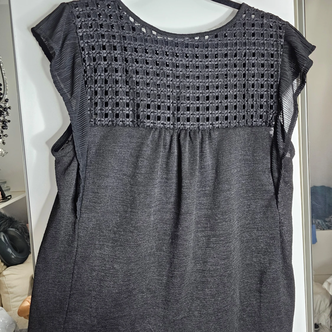 Svart topp med volangdetaljer - 90