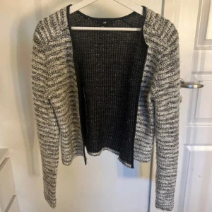 Tweed kofta  - Fin och mysig kofta, grå och vit med guldiga glittertrådar  Passar strlk S/M