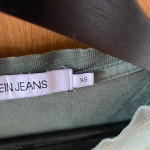 Calvin Klein T-shirt  - Något använd med ett litet litet hål där lappen sitter