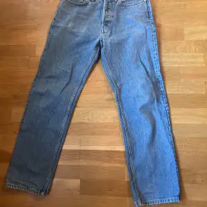 Säljer ett par klassiska blå jeans i bra skick. De har en straight/baggy passform och är tillverkade i slitstarkt denim. Perfekta för vardagsbruk och kan matchas med det mesta. Något slitna längst ned för en avslappnad look.