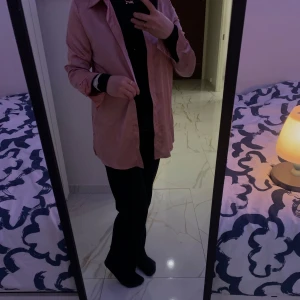 Rosa silkes skjorta - Använd ett par gånger.