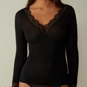 Intimissimi spets tröja - Säljer en intimissimi tröja i strl s men skulle passa xs och m efter som den ör väldigt töjbar💘 den är i bra skick och använd fåtal gånger💘färgen är då svart och inte marinblå, som det kanske ser ut som på bilden, den kostar 570kr ny 💕 men priset jag sätter kan diskuteras🙏🏻