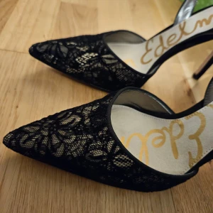 Svarta spetsiga pumps från Sam Edelman - Säljer ett par eleganta svarta pumps från Sam Edelman i mycket bra skick. Skorna har en spetsig tå och är täckta med vacker spets. Perfekta för festliga tillfällen eller en utekväll. Klackarna ger en snygg siluett och de är bekväma att bära hela kvällen. Endast använda en gång. Storlek 39, som nya. 