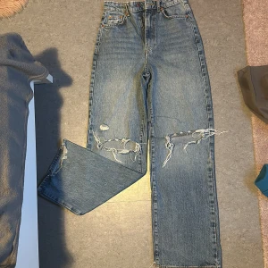 Jeans - Mörka jeans med hål i knäna. Från Gina storlek Xs