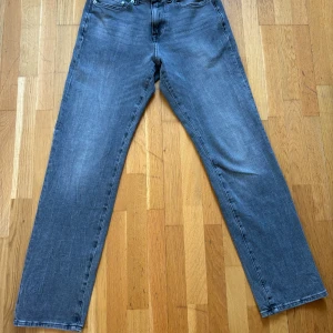 Jeans  - Säljer dessa feta jeans från H&M. Jeansen är i väldigt bra skick och har inga defekter.