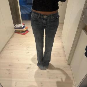 Victoria Beckham jeans  - Victoria Beckham jeans i storlek 29. Lite slitna nere i foten men går att fixa 🥰