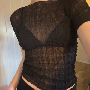 Kortärmad meshtopp🖤 - Så snygg och enkel mesh topp i kort ärm, helt utan lappar så ingen information om storlek, material eller märke! Men väldigt stretchigt tyg och sitter super fint🤗 Nästan helt oanvänd!