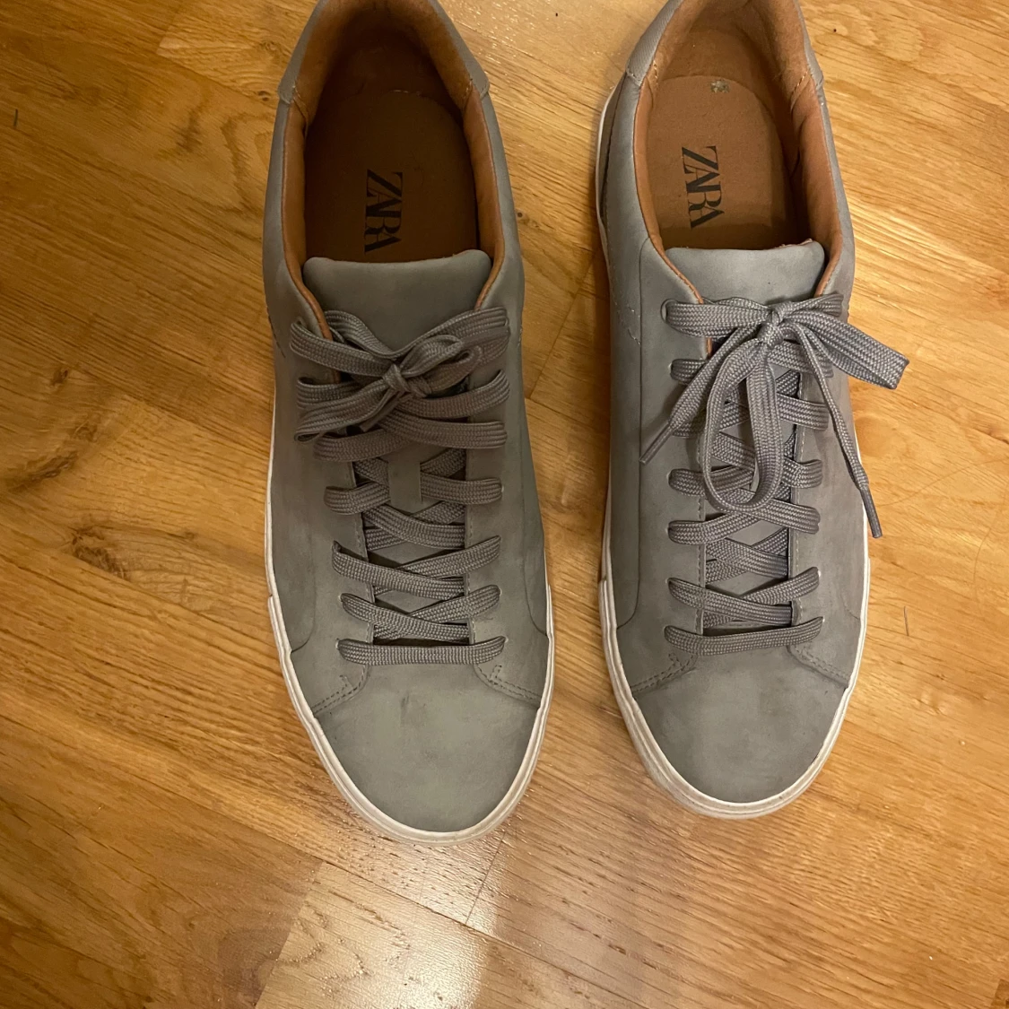 Grå sneakers från Zara - 91