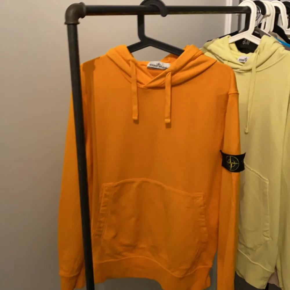 Orange Stone Island Hoodie köpt på NK. Hoodies.