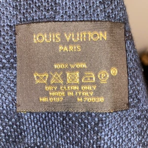 Louis Vuitton scarf - I fint skick, dustbag kartong finns även kvitto men finns fler saker på kvittot så ger inte ut de 