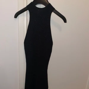 Klänning - Fin klänning till knäna. Är en klänning från Gina Tricot som är använd 1 gång. Glittrig och svart. Är XS men passar S och är töjbar. Pris kan diskuteras