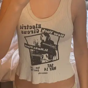 Super coolt linne från brandy Melville som jag inte längre använder. Den har en liten fläck somm jag tror är smink och går säkert bort i tvättmaskinen. Skriv gärna om du vill ha fler bilder på toppen.