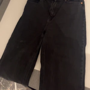 Svarta jeans - Svarta jeans från Gina som är i okej skick. 