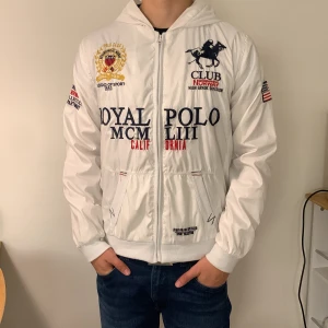Polo club jacka  - Polo club jacka. Som är mest för vår och höst 🍂. Nypris 800 krmitt pris 300kr. Jackan är i storlek Xs och jag är 173cm 