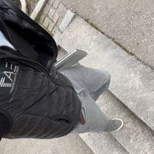 Svart Armani väst  - Säljer en snygg svart västen från EA7/Armani. Kondition 8/10. Perfekt för höst och vår när du vill hålla dig varm men ändå se stilren ut. Tveka inte och kontakta mig över funderingar🤙🏻