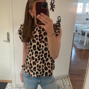 Leopard topp - Trendig leopard topp, mycket bra skick