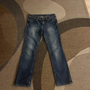 Snygga lågmidjade jeans storlek 28/30. Straight leg med design på bakfickor. Bra skick💕