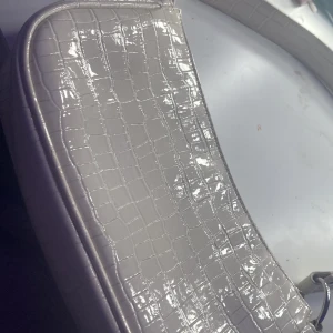 vit väska - helt ny väska från h&m, pris kan alltid diskuteras!💕