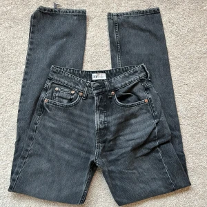 Midraise jeans - Säljer ett par mid raise jeans i strl 34 ifrån Zara som inte längre säljs. Originalpris: 399kr. Köparen står för frakten🤍