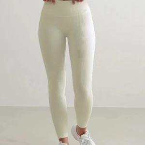 Träningstights🤍 - Vita ribbade träningstights från Aimn🤍båda bilderna är tagna från deras hemsida 