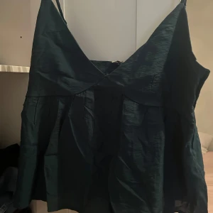 Grön topp - En mörkgrön topp som man kan använda till fest eller likande, den är köpt på vero moda. Aldrig använd 