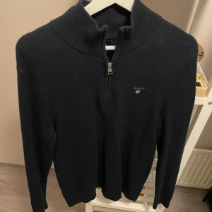 Gant Half Zip - En skön half zip från märket gant. Inga defekter eller skador. Skriv för fler bilder!
