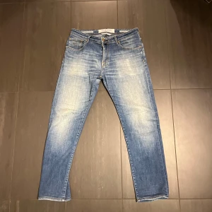 Jacob Cohen jeans  - Feta jeans. Använt skick. Se bild för defekt, därav priset. Modellen är 185 väger 75kg. Pris kan diskuteras. Hör av er vid frågor eller funderingar!⚜️🙌