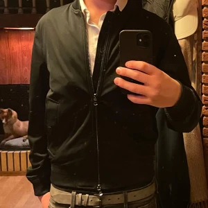 Oscar Jacobsen jacka - Köpte jackan för 3500 men den har aldrig riktigt kommit till andvändo och därför säljs den nu, 900 eller bud. Allt og följer med och kvitto. Mvh Thor 