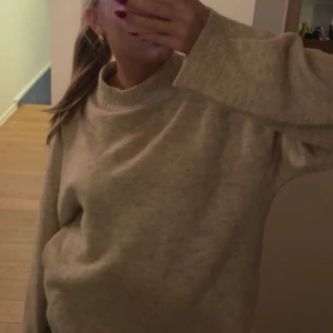 Beige stickad - Säljer denna stickade från Monki i storlek XS (väldigt stor för storleken) då den inte kommer till användning! 🫶