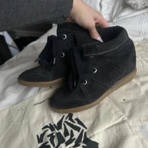 Isabel marant skor - (bilder från förra ägaren) Säljer nu mina såå snygga isabel marant skor köpta här på plick som tyvärr inte kommer till användning