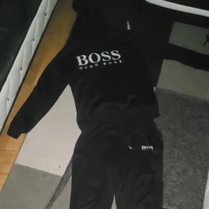 Hugo boss trucksuit  - Jätte skön specialt på vinter för att det har päls där inne, håller värmen 