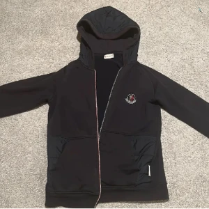 Moncler hoodie - Bytt stil annars tycker om den lätte mycket, är i bra skick använd 3-4 gånger ba, storlek XS👍🏽
