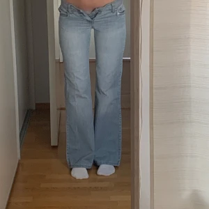Low Waist bootcut jeans - Innerbenslängd:80cm Midjemått:35cm Totala längd:100cm