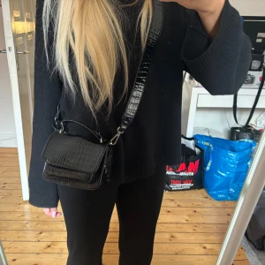 Väska från Hvisk - Liten crossbody väska från Hvisk. Köpt för 899kr 🩷