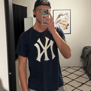 NY T-shirt - M, mindre defekter på trycket från tvätt. Annars nyskick