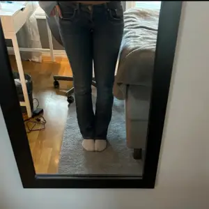 Säljer dessa Ltb jeans köpta på vinted men de var för stora så därav ej mina bilder. Modellen valerie (low waist bootcut) storlek W27 L32. Hon på bilden är 170-173cm