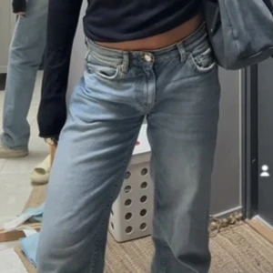 Lågmidjade jeans gina tricot - Lågmidjade jeans från Gina tricot i en medelbilen tvätt. Inga defekter alls 🩵🩵
