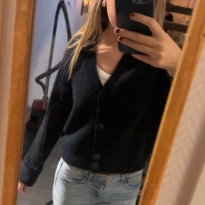 Snygg kofta❣️❣️ - Mörkblå stickad kofta perfekt till hösten!🍁💓