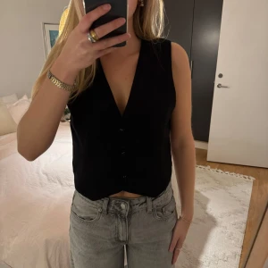 Väst H&M - Säljer denna väst från H&M i storlek S.